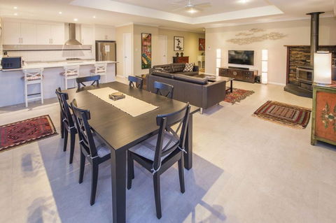 Dave's Digs - Hotel VIC 2