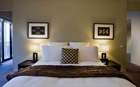 Overlooking The City's Silhouette - Hotel VIC 1