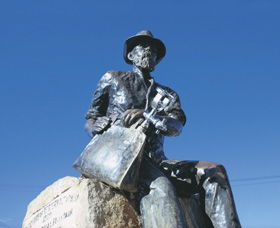 Paddy Hannans Statue - Hotel VIC 0