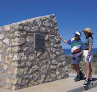 Potshot Monument - Hotel VIC