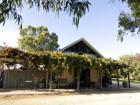 Lake Breeze Wines - Hotel VIC 0