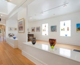 Lost Bear Gallery - Hotel VIC 1