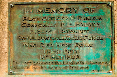 Avro Anson A4-4 Memorial - Hotel VIC 1
