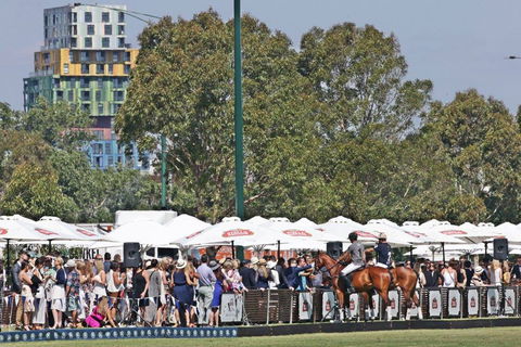 Land Rover Polo In The City - Hotel VIC 0