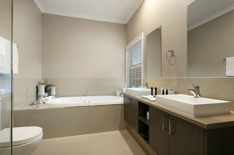 Kerami Manor - Hotel VIC 2