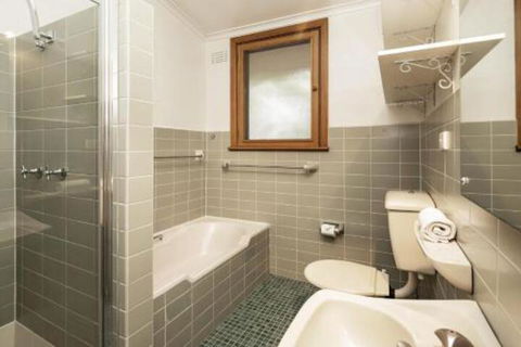 Alpine House Views Over Lake Jindabyne & The Snowy Mountains - Hotel VIC 3