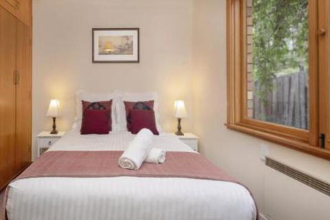 Alpine House Views Over Lake Jindabyne & The Snowy Mountains - Hotel VIC 2