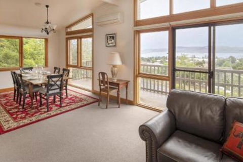 Alpine House Views Over Lake Jindabyne & The Snowy Mountains - Hotel VIC 6