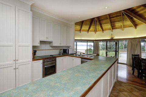 FAR SHORE - Hotel VIC 6
