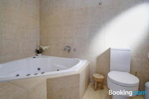 ROCKPOOL (4 Night Min) - Hotel VIC 4