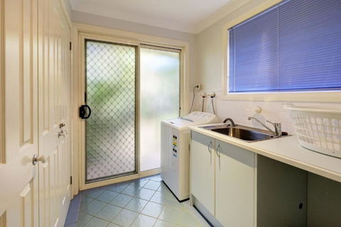 FRANGIPANI BEACH HOUSE PET FRIENDLY 22 Belbourie Cres Boomerang Beach - Hotel VIC 2