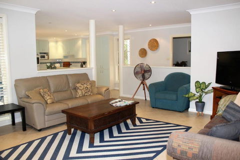 FRANGIPANI BEACH HOUSE PET FRIENDLY 22 Belbourie Cres Boomerang Beach - Hotel VIC 6