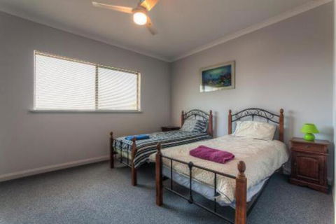 Ningaloo Breeze Villa 4 3 Bedroom Fully Self Contained Holiday Accommodation - Hotel VIC 2