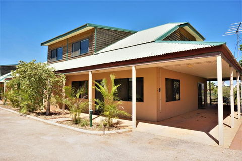 Ningaloo Breeze Villa 3 3 Bedroom Fully Self Contained Holiday Accommodation - Hotel VIC 2