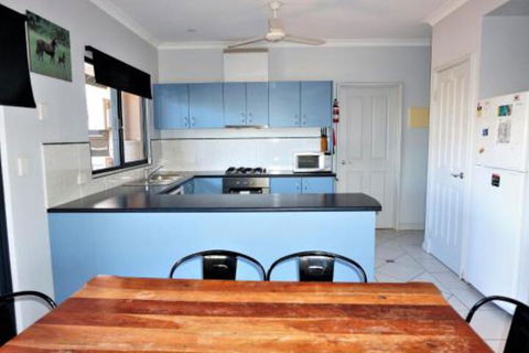 Ningaloo Breeze Villa 2 3 Bedroom Fully Self Contained Holiday Accommodation - Hotel VIC 4