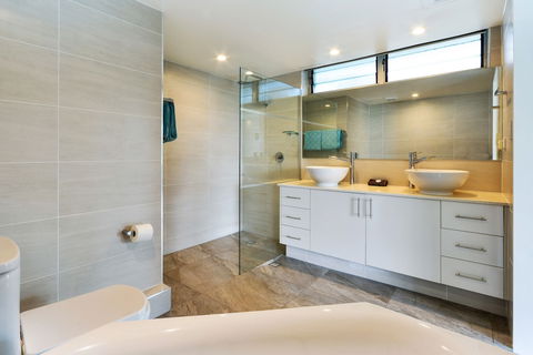 Poinciana 101 3 Bedroom Renovated Spacious 3 Bedroom Central Location With Golf Buggy - Hotel VIC 3