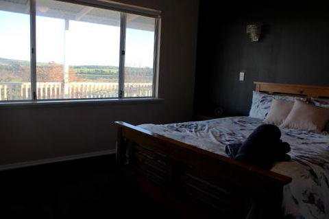 A Better Life Animal Sanctuary FarmStay Private Two Bedrooms Lounge Room & Bathroom & Toilet Shared Kitchen - Hotel VIC 4