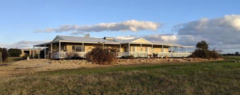 A Better Life Animal Sanctuary FarmStay Private Two Bedrooms Lounge Room & Bathroom & Toilet Shared Kitchen - Hotel VIC 0