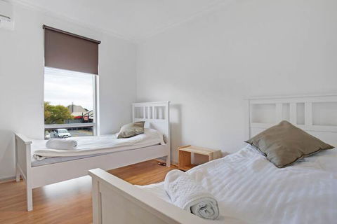 Adelaide Holiday Homes - Hotel VIC 1