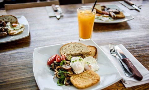 Waterfront Grill - Hotel VIC 8