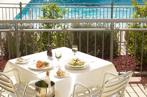 REBELLION BAR AND GRILL RESTAURANT - Hotel VIC 0
