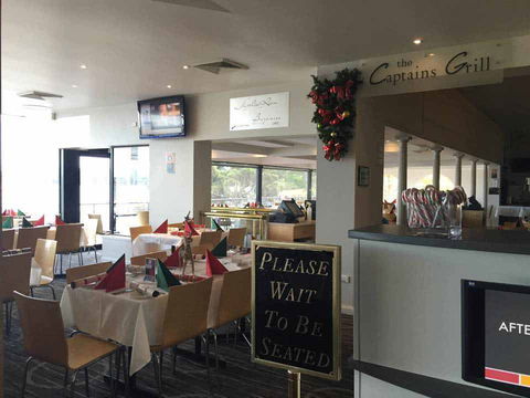 The Captain's Grill - Hotel VIC 0