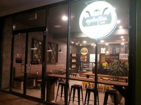 Munkeeskins Cafe - Hotel VIC 0