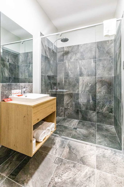 Nightcap At Commercial Hotel - Hotel VIC 3