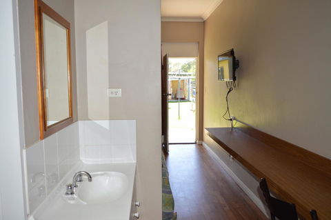 Brolga Hotel Motel - Coleambally - Hotel VIC 3
