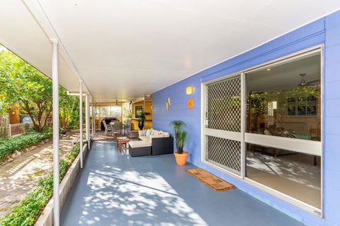 Bribie Beach House, Waterfront Directly Across The Road - Solander Esp, Banksia Beach - Hotel VIC 3