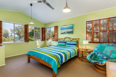 Bribie Beach House, Waterfront Directly Across The Road - Solander Esp, Banksia Beach - Hotel VIC 1