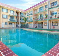 Bribie Beach King bed Unit overlooking pool - Hotel VIC