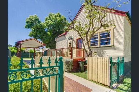 Bright 3-bedroom Apartment - Central Armidale - Hotel VIC 0