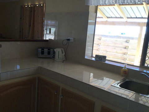 Caretakers Cottage Budget Accommodation - Hotel VIC 3