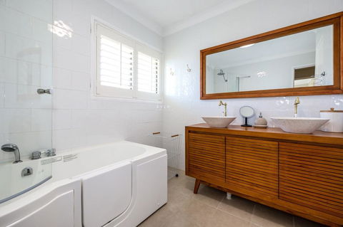 Fabulously Presented Family Retreat On Bribie Island - Hotel VIC 3