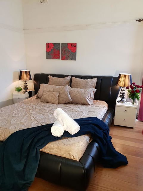 GIRLS ONLY. Large Bedroom With KING Bed, Close To Everything - Hotel VIC 0