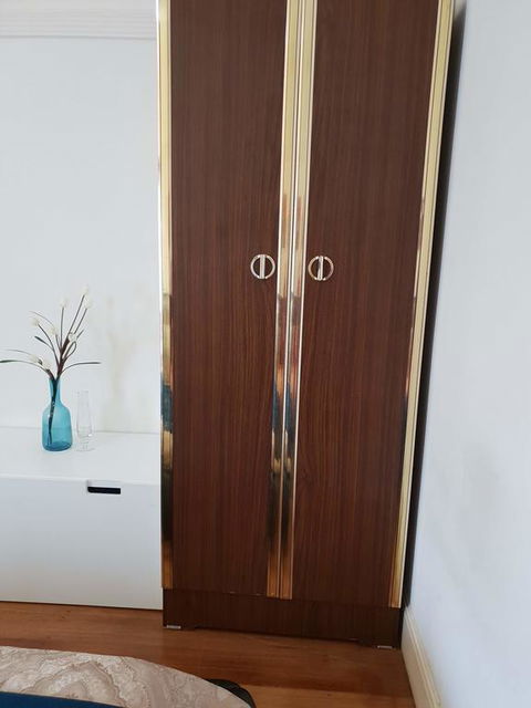 GIRLS ONLY. Large Bedroom With KING Bed, Close To Everything - Hotel VIC 1
