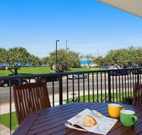 Kings Beach Ocean Front Views Private Balcony overlooking Kings Beach - Hotel VIC