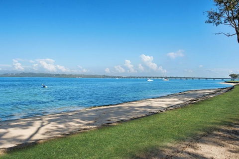 Large Family Waterfront Home With Room For A Boat - Welsby Pde, Bongaree - Hotel VIC 2