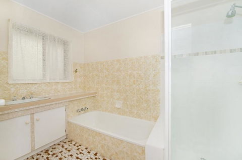 Large Family Waterfront Home With Room For A Boat - Welsby Pde, Bongaree - Hotel VIC 1