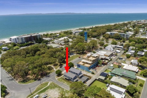 LAVISH BEACH HOUSE ON THE SURF SIDE! - Hotel VIC 0