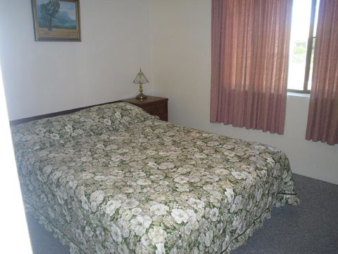 Light, Airy 1st Floor Unit - Marbrin Close, Bellara - Hotel VIC 2