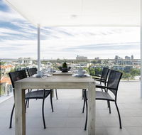 Minimalist Penthouse Condo with Skyline Vistas - Hotel VIC