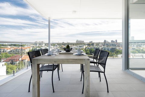 Minimalist Penthouse Condo With Skyline Vistas - Hotel VIC 0