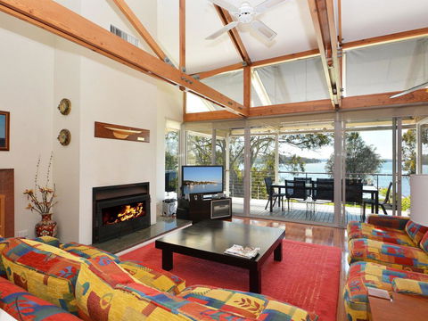 Morisset Bay Waterfront Views Lake House Looking Over Trinity Marina - Hotel VIC 1