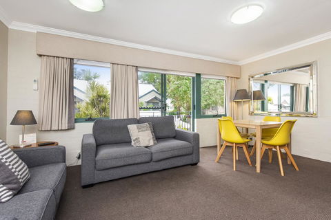 Subiaco Village 20 - Hotel VIC 2