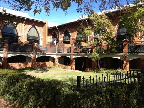 Cloisters - Hotel VIC 18