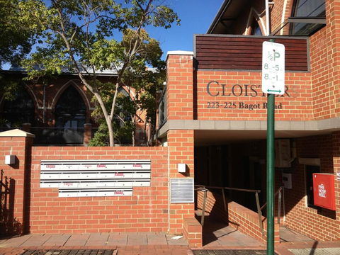 Cloisters - Hotel VIC 19