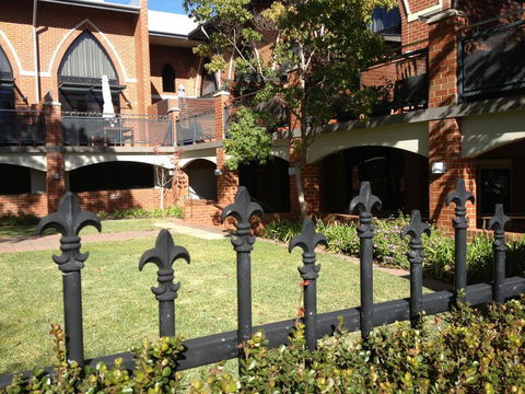 Cloisters - Hotel VIC 20