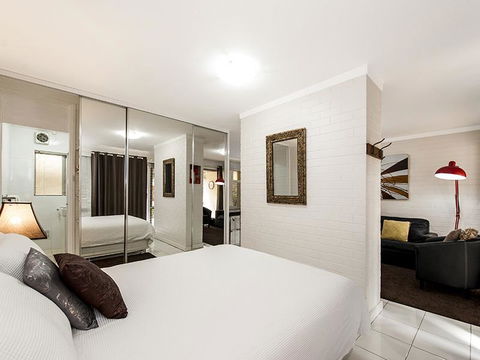 Rosalie 02 - Hotel VIC 11